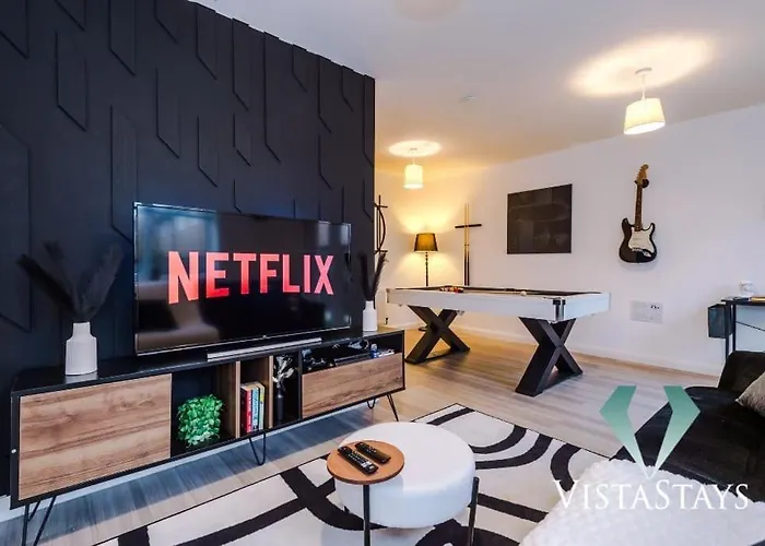 3bdr House By Vista Short Lets & Serviced With Pool Table And Driveway Parking *