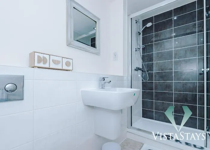 3bdr House By Vista Short Lets & Serviced With Pool Table And Driveway Parking