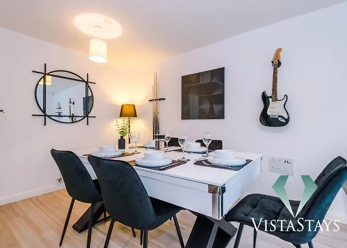 3bdr House By Vista Short Lets & Serviced With Pool Table And Driveway Parking Mánchester