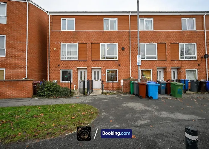 Cosy 4-bed House L Garden L Free Parking L Wifi L Specious L Hosted By The Cosy Corner Nationwide 아파트