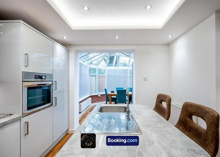 Cosy 3-bed House L Garden L Free Parking L Stretford L Sleeps 7 L Book Today With The Cosy Corner Nationwide
