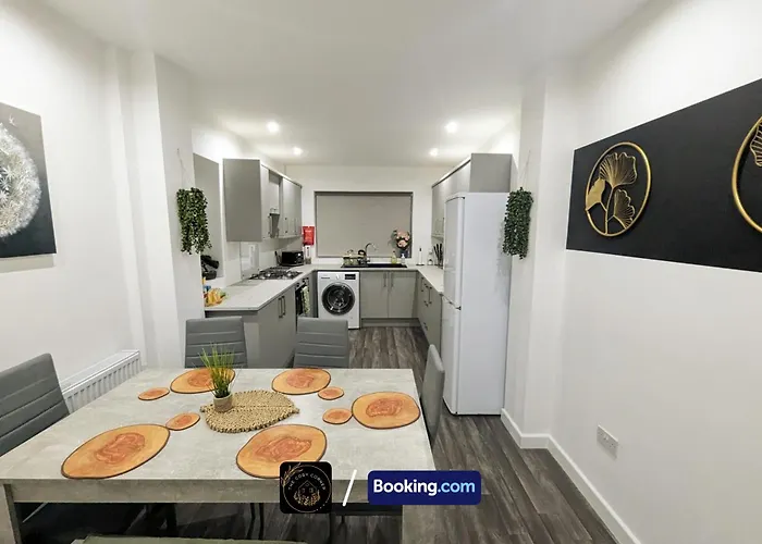 Modern 4-bed House, Free Parking & Wifi In Swinton Apartament Manchester
