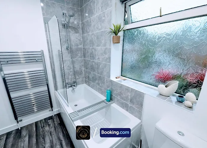 Modern 4-bed House, Free Parking & Wifi In Swinton مانشستر