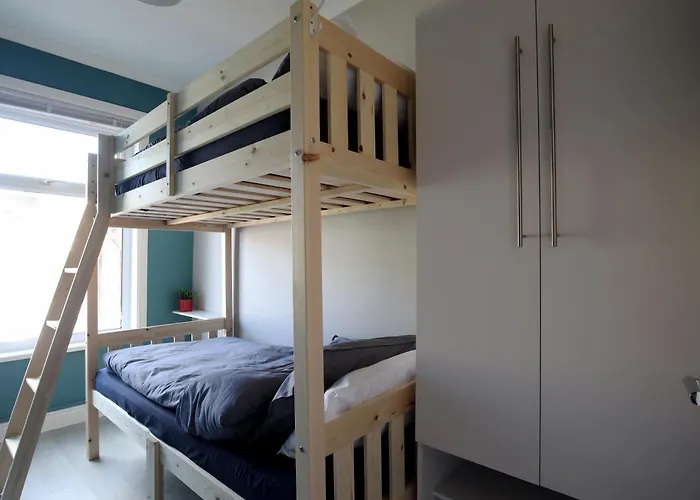 2-bedroom, Free Parking, High Speed Wi-fi, Swinton