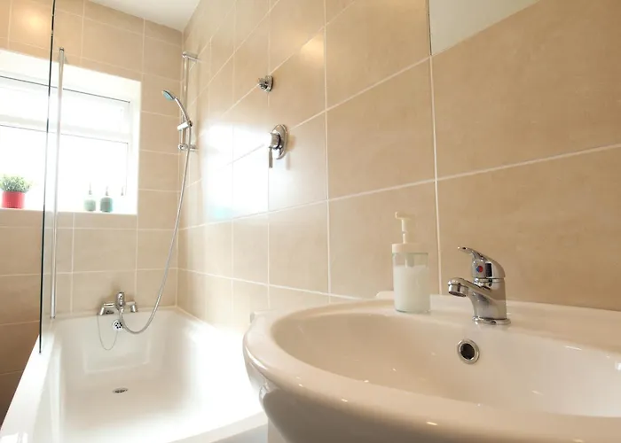 2-bedroom, Free Parking, High Speed Wi-fi, Swinton * Manchester