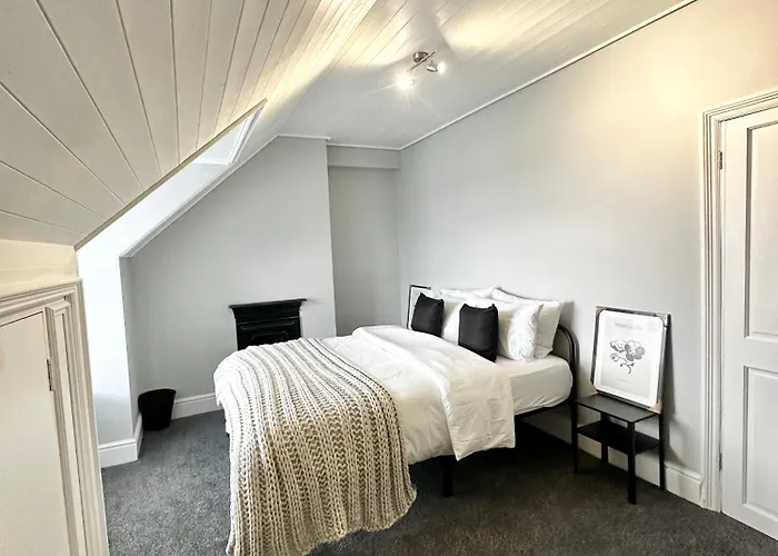 Victorian - 5 Bedroom House * Manchester