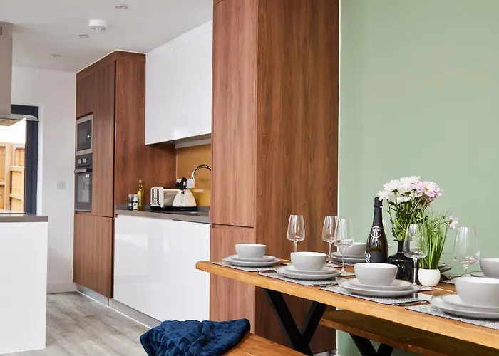 Ferienhaus Stylish 5-bedroom Retreat Sleeps 9 By Purestay *