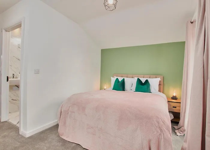 Stylish 5-bedroom Retreat Sleeps 9 By Purestay Ferienhaus Manchester
