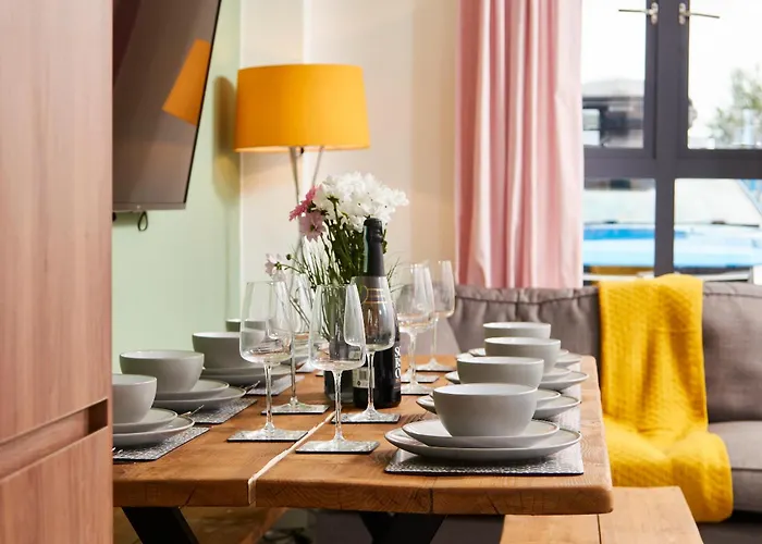 Stylish 5-bedroom Retreat Sleeps 9 By Purestay *