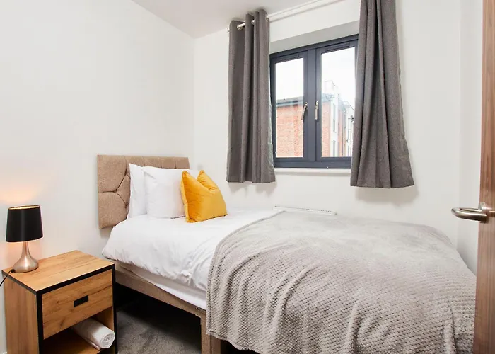 Stylish 5-bedroom Retreat Sleeps 9 By Purestay Manchester