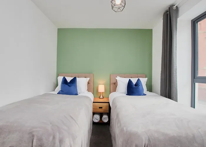 Ferienhaus Stylish 5-bedroom Retreat Sleeps 9 By Purestay