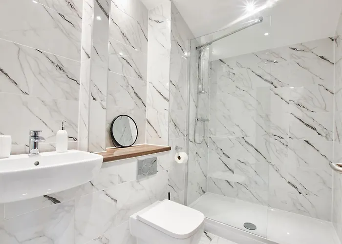 Ferienhaus Stylish 5-bedroom Retreat Sleeps 9 By Purestay *