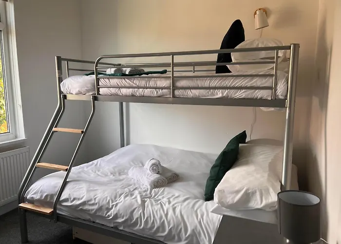 別荘 Spacious Near United Stadium - Pass The Keys *