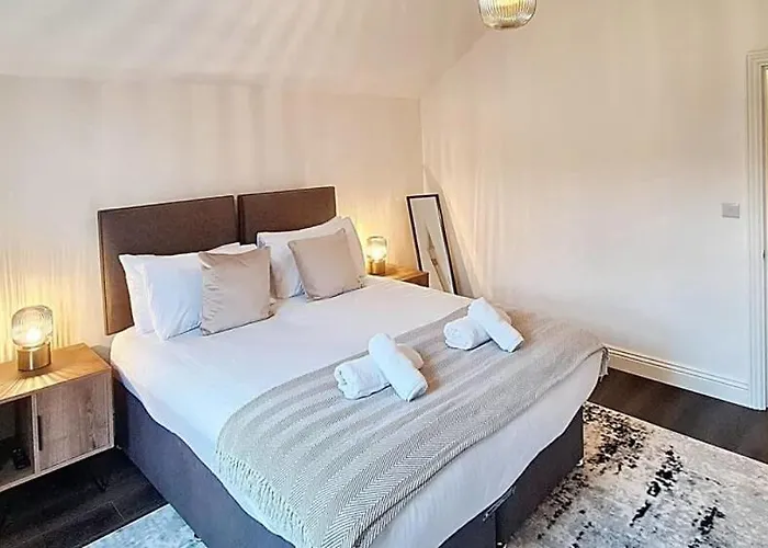 Stunning Luxury Spacious - 5 Bedrooms - Rest & Recharge In Manchester