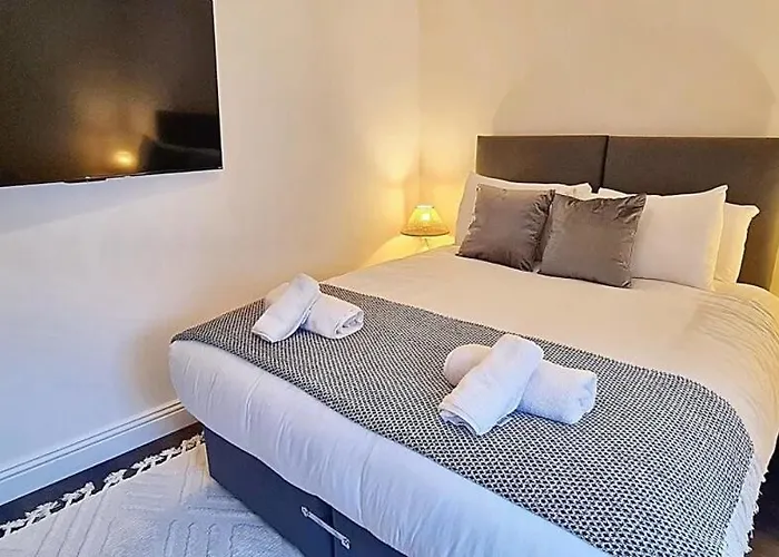 Stunning Luxury Spacious - 5 Bedrooms - Rest & Recharge In *