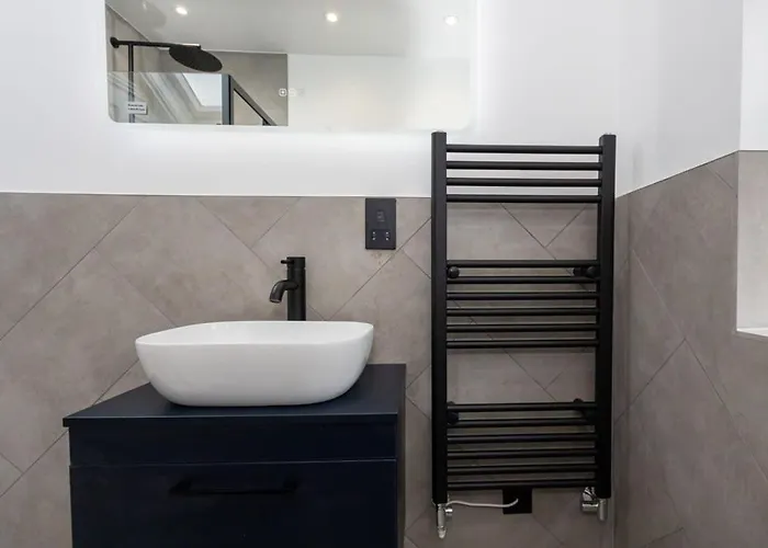 Stunning Luxury Spacious - 5 Bedrooms - Rest & Recharge In *