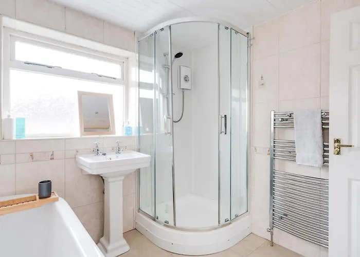 Elegant 3-bedroom Retreat Free Parking Keenzchillz