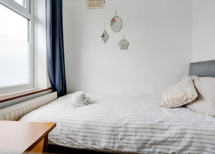 Apartman Elegant 3-bedroom Retreat Free Parking Keenzchillz *