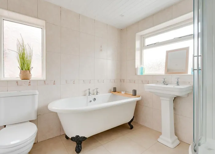 Elegant 3-bedroom Retreat Free Parking Keenzchillz Apartman *