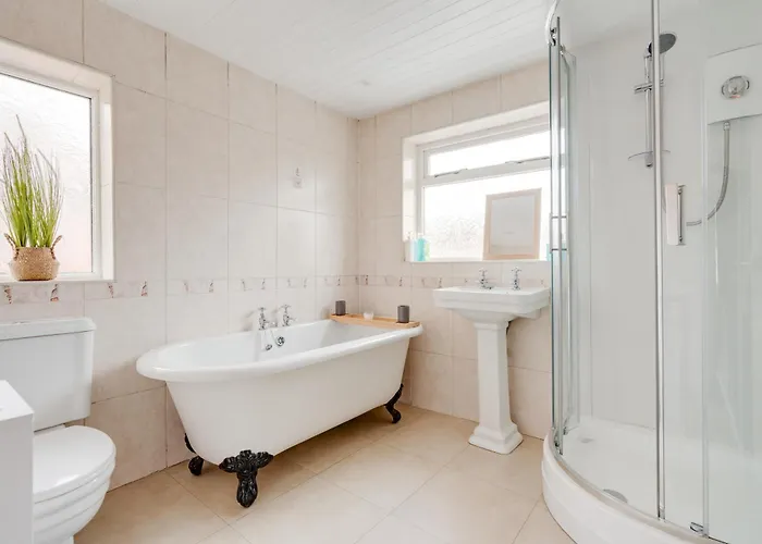 Elegant 3-bedroom Retreat Free Parking Keenzchillz *