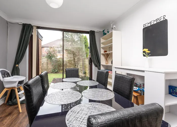 Elegant 3-bedroom Retreat Free Parking Keenzchillz