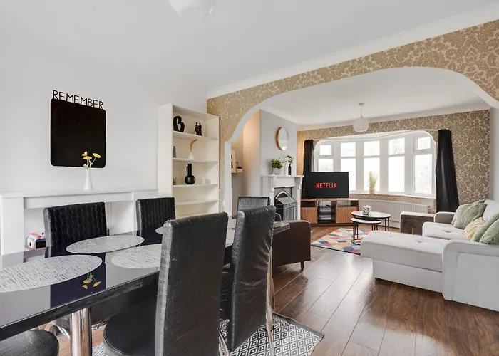 Apartman Elegant 3-bedroom Retreat Free Parking Keenzchillz *