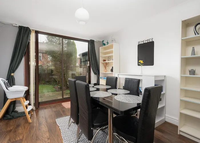 Elegant 3-bedroom Retreat Free Parking Keenzchillz Apartman