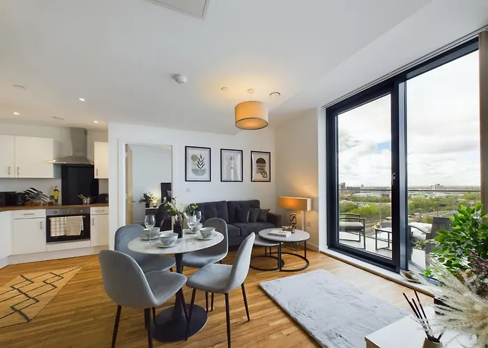 New! 2 Bedroom Flat In Waters By With Us, Perfect For Families, Couples & Groups, Free Private Parking! * Manchester