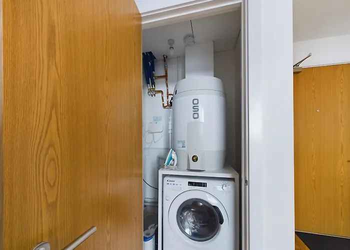 New! 2 Bedroom Flat In Waters By With Us, Perfect For Families, Couples & Groups, Free Private Parking!