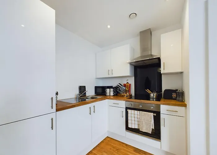 New! 2 Bedroom Flat In Waters By With Us, Perfect For Families, Couples & Groups, Free Private Parking! Apartment