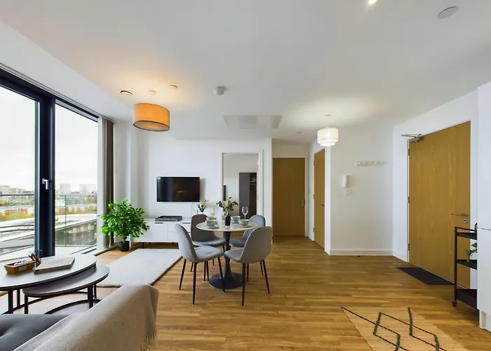 New! 2 Bedroom Flat In Waters By With Us, Perfect For Families, Couples & Groups, Free Private Parking! Manchester