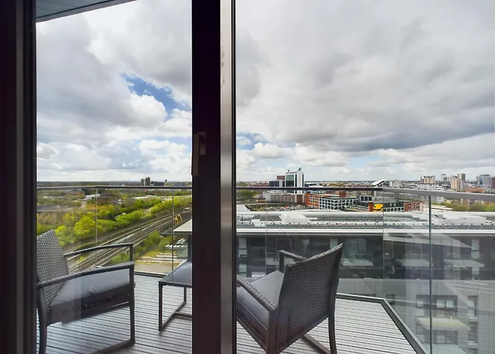 New! 2 Bedroom Flat In Waters By With Us, Perfect For Families, Couples & Groups, Free Private Parking! Apartment Manchester