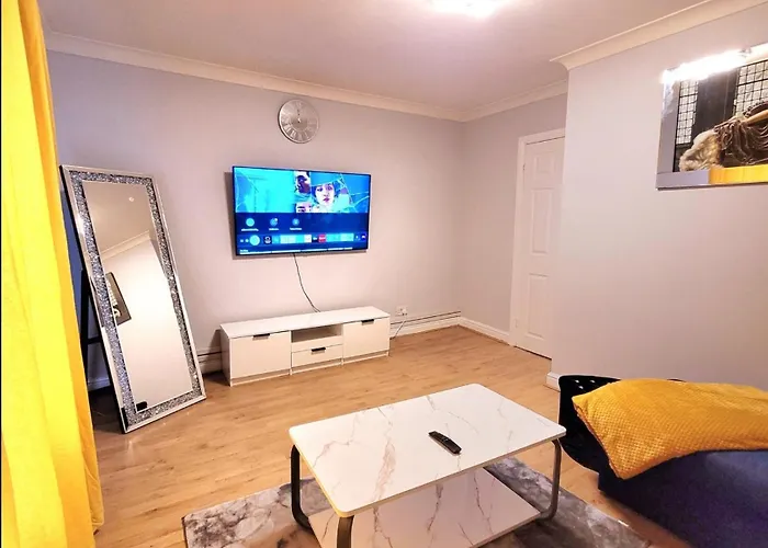 Charming Near Centre By Etihad Coop Arena 아파트