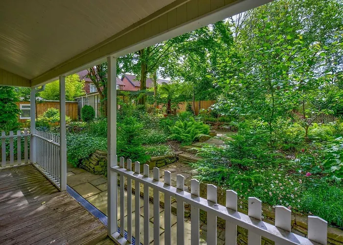 Garden In Hidden Oasis Pass The Keys 맨체스터