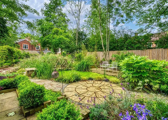 Garden In Hidden Oasis, - Pass The Keys 맨체스터