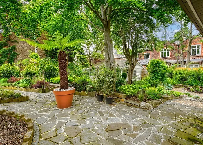 Garden In Hidden Oasis Pass The Keys 맨체스터