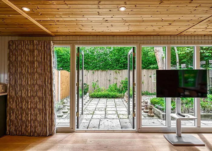 Garden In Hidden Oasis, - Pass The Keys Tatil Evi Manchester