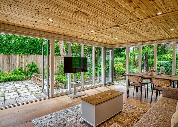 Garden In Hidden Oasis, - Pass The Keys מנצ'סטר