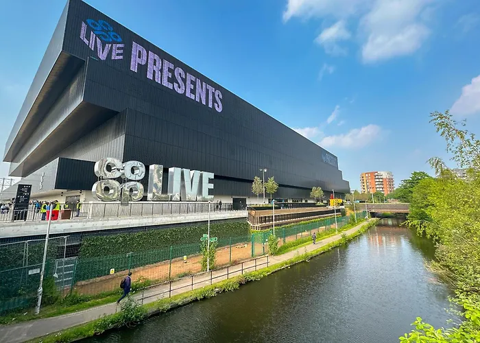 Entire Modern & Spacious 3bdr In Right Next To Coop Live & Ethiad