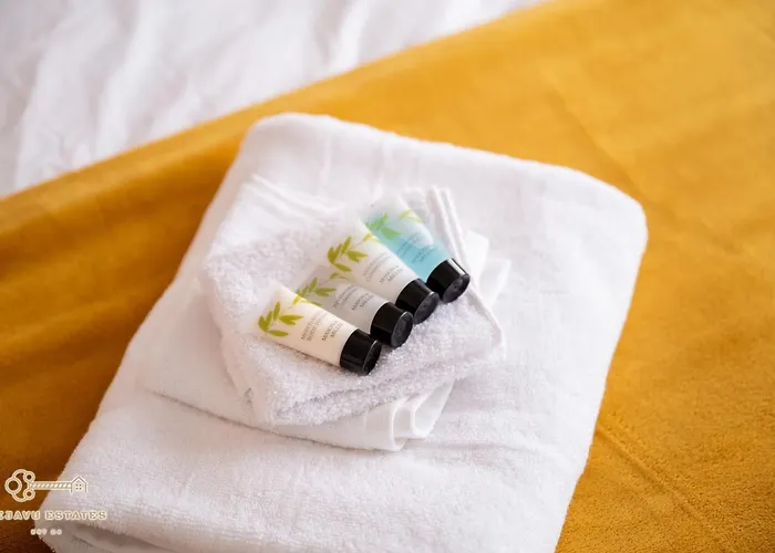 Entire Modern & Spacious 3bdr In Right Next To Coop Live & Ethiad 펜션