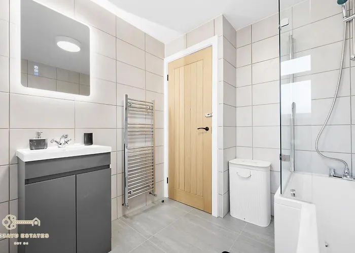 Entire Modern & Spacious 3bdr In Right Next To Coop Live & Ethiad Tatil Evi Manchester