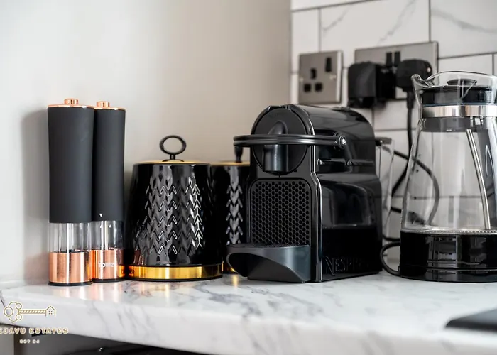 Entire Modern & Spacious 3bdr In Right Next To Coop Live & Ethiad