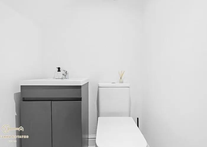 Entire Modern & Spacious 3bdr In Right Next To Coop Live & Ethiad Tatil Evi Manchester