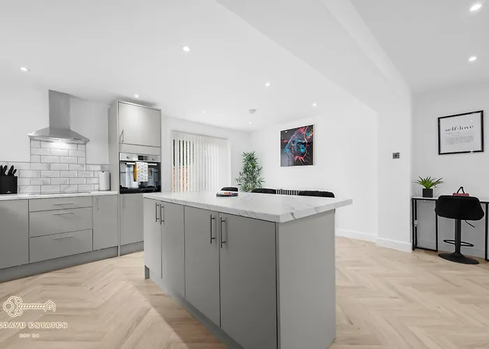 Entire Modern & Spacious 3bdr In Right Next To Coop Live & Ethiad