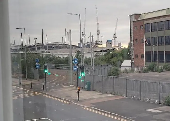 Charming Near Centre By Etihad Coop Arena