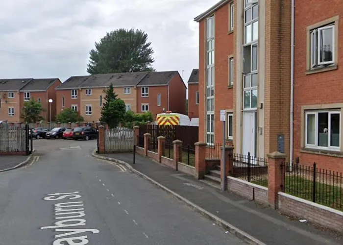 Lovely Modern 2 Bed Flat With Parking, Close To Centre Apartment