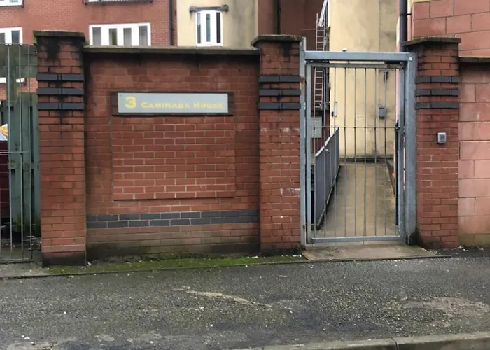 Spacious 2 Bed Flat, Free Parking, Close To Town Daire