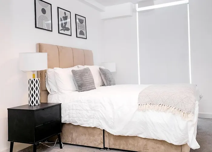 Luxury 2-Bed Apartment In Salford Quays 10 Min To Manchester & Mediacity