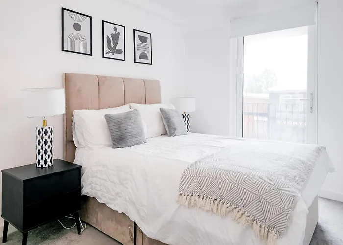 Luxury 2-Bed Apartment In Salford Quays 10 Min To Manchester & Mediacity *