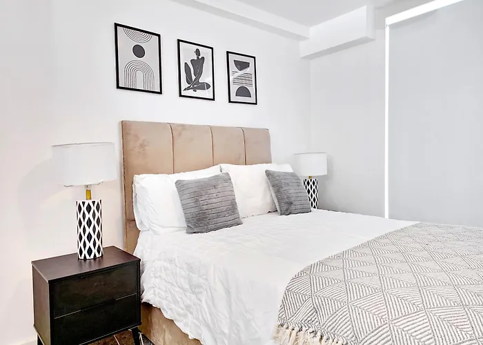 Luxury 2-Bed Apartment In Salford Quays 10 Min To Manchester & Mediacity Apartment *